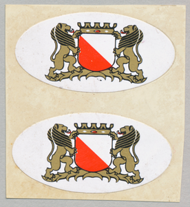 710386 Velletje (afgeknipt) met twee etiketjes, met daarop het wapen van de gemeente Utrecht (stadswapen).